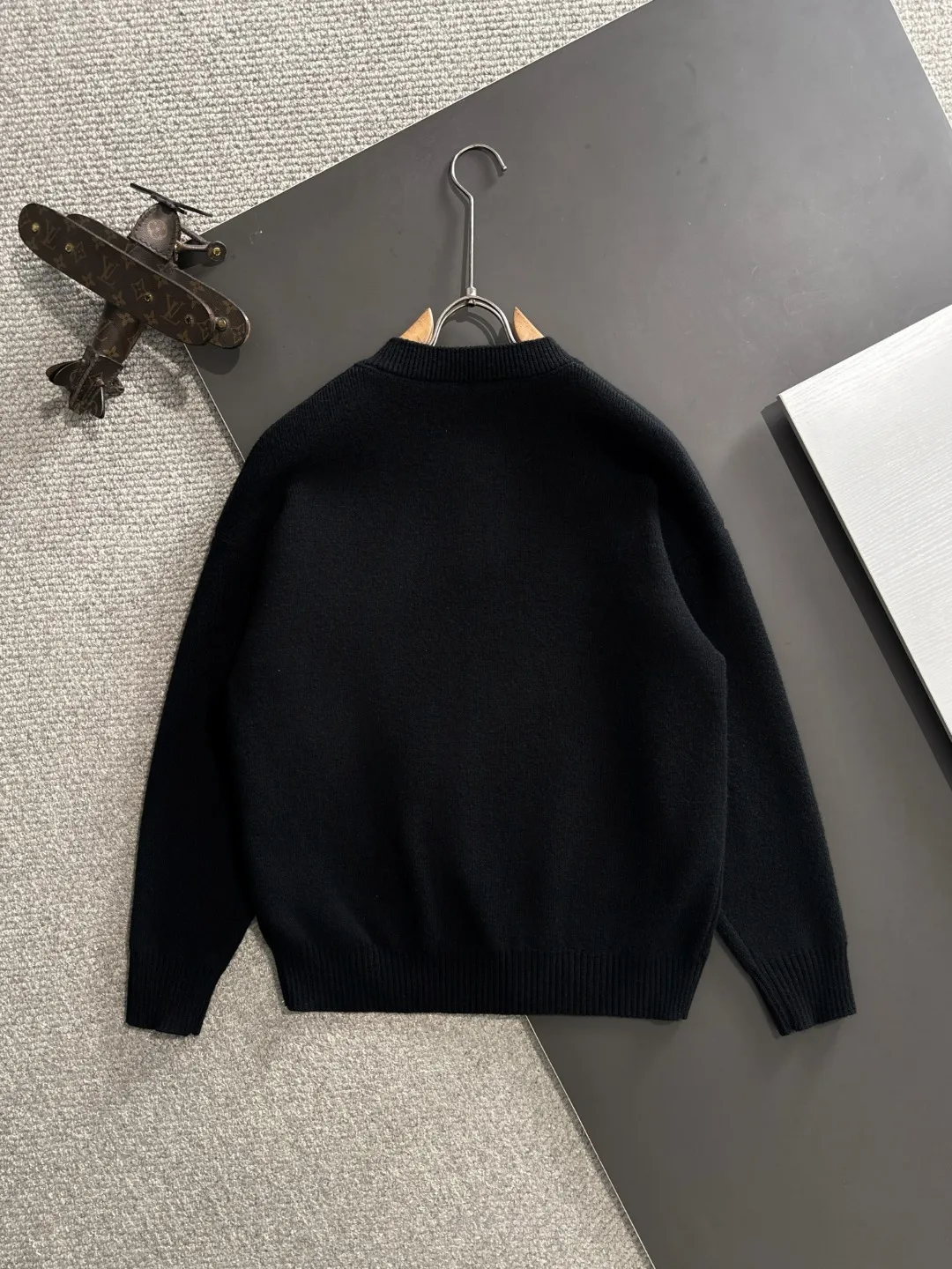 Next day shipping P360 Big Goose 2025 official website latest winter sweater, popular items are on sale at the counter simultaneously! Specially made of wool blended fabric. It feels comfortable and can be directly in contact with the skin. The logo badge is exquisitely embroidered, which is extremely eye-catching! The details highlight the fashionable charm of big brands. Exquisite workmanship. Three-dimensional cutting style. The wearing effect is invincible and handsome! All three standards are complete! Size: M-2XL